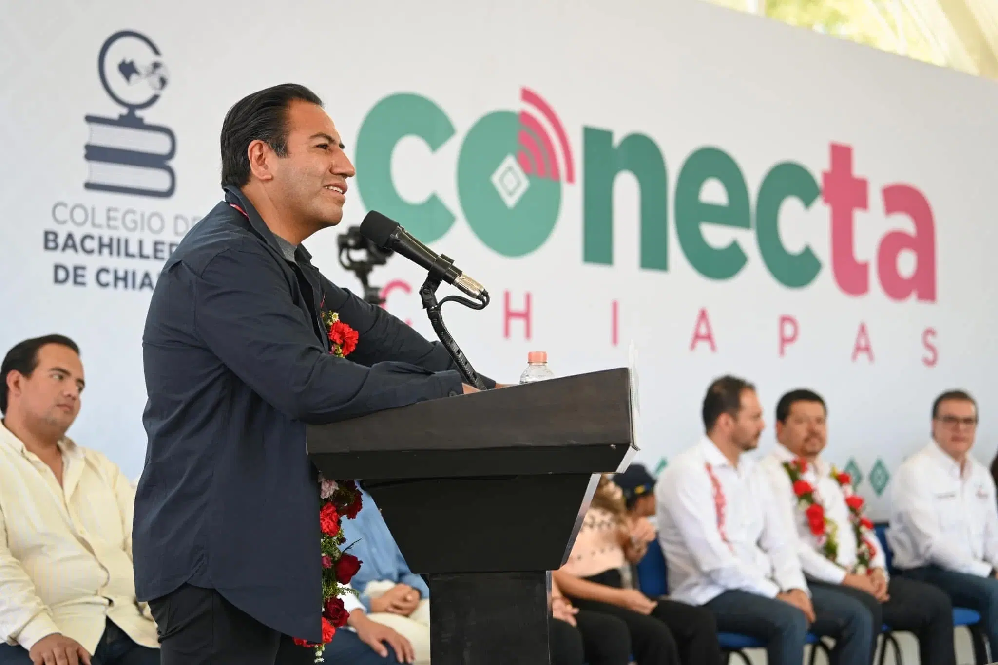 El gobernador de Chiapas, Eduardo Ramírez Aguilar, en la entrega de chips del programa 'Conecta Chiapas'