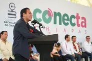 Miniatura de El gobernador de Chiapas, Eduardo Ramírez Aguilar, en la entrega de chips del programa 'Conecta Chiapas'