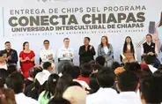 Miniatura de El gobernador de Chiapas, Eduardo Ramírez Aguilar, en la entrega de chips del programa 'Conecta Chiapas'